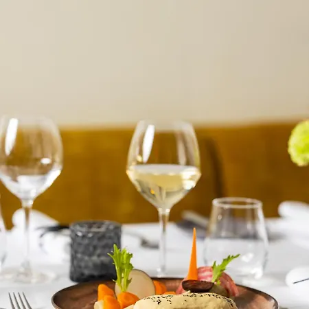 호텔 Le Place D'armes - Relais & Chateaux 5*