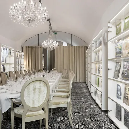 Le Place D'armes Hotel