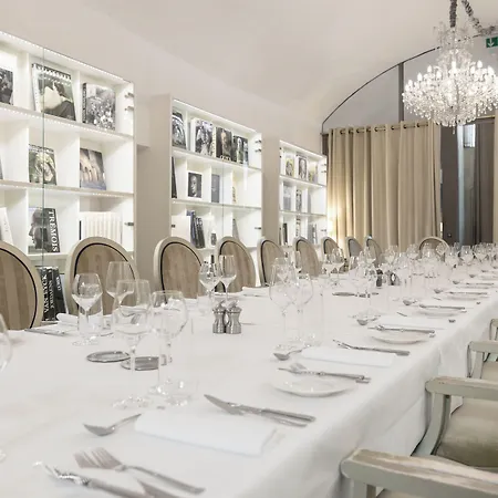 Le Place D'armes Hotel